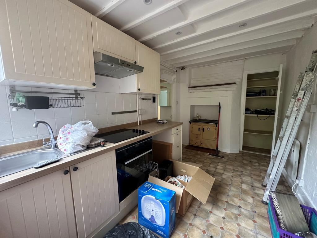 Lot: 81 - PERIOD VILLAGE PROPERTY ARRANGED AS TWO FLATS WITH POTENTIAL - Ground floor flat kitchen